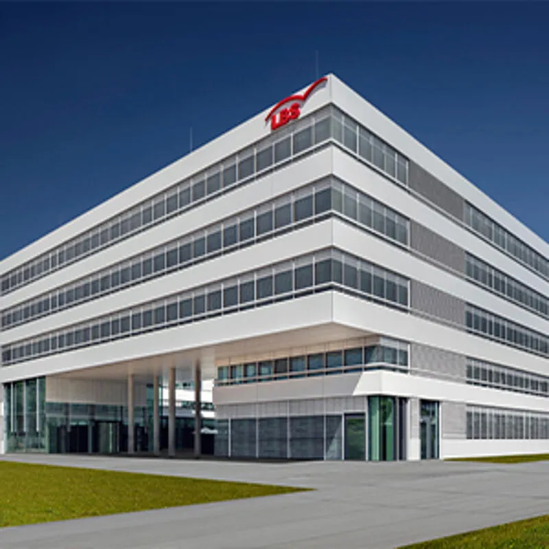 UHL Fassaden – Moderne Aluminium-Glas-Fassade am LBS Karlsruhe
